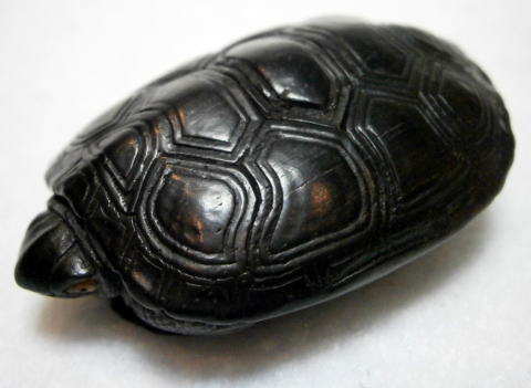 akaebisu-dou Fossil wood? Turtle Netsuke SEKISHU 85YEARS OLD signed 1