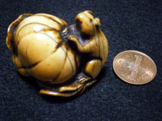 middle Edo period pumpkin and mouse netsuke７