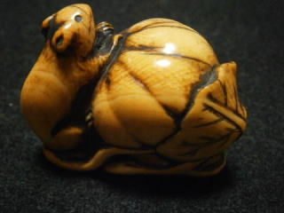 middle Edo period pumpkin and mouse netsuke２