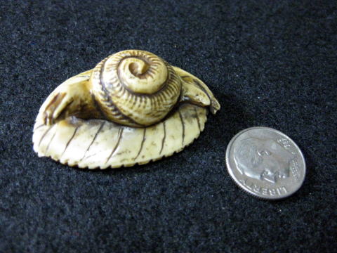 AKAEBISU-DOU NETSUKE SNAIL ON THE REAF JPG 01