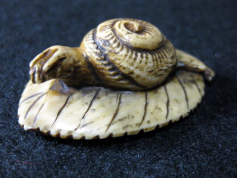 AKAEBISU-DOU NETSUKE SNAIL ON THE REAF JPG 02