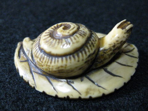 AKAEBISU-DOU NETSUKE SNAIL ON THE REAF JPG 03