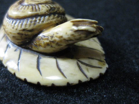 AKAEBISU-DOU NETSUKE SNAIL ON THE REAF JPG 04