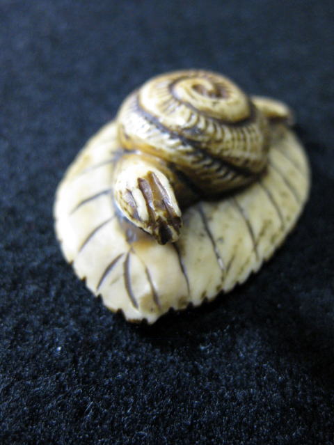 AKAEBISU-DOU NETSUKE SNAIL ON THE REAF JPG 05