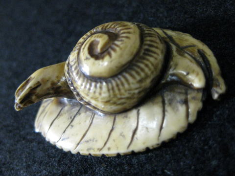 AKAEBISU-DOU NETSUKE SNAIL ON THE REAF JPG 06