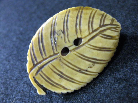 AKAEBISU-DOU NETSUKE SNAIL ON THE REAF JPG 07