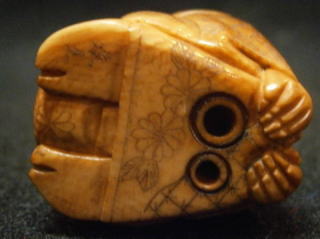 SITTING LITTLE GIRL NETSUKE TAISHO PERIOD