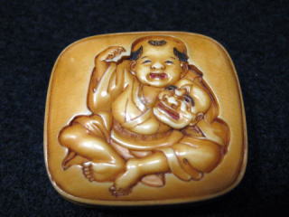 AKAEBISUDO TANAGOKORO,HOJITSU SIGNED MANJYU NETSUKE CHINESE BOY PLAYS MASK OF OLD MEN JPG02