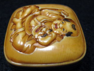 AKAEBISUDO TANAGOKORO,HOJITSU SIGNED MANJYU NETSUKE CHINESE BOY PLAYS MASK OF OLD MEN JPG04