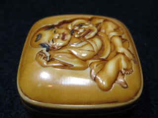 AKAEBISUDO TANAGOKORO,HOJITSU SIGNED MANJYU NETSUKE CHINESE BOY PLAYS MASK OF OLD MEN JPG05