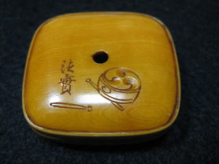 AKAEBISUDO TANAGOKORO,HOJITSU SIGNED MANJYU NETSUKE CHINESE BOY PLAYS MASK OF OLD MEN JPG06