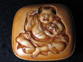 AKAEBISUDO TANAGOKORO,HOJITSU SIGNED MANJYU NETSUKE CHINESE BOY PLAYS MASK OF OLD MEN JPG11