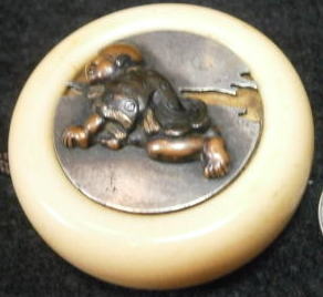 KAGAMIBUTA MANJYU NETSUKE FIGURE OF CHINESE CHILD<BR>
      FIGURE OF CHINESE CHILD 