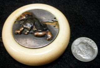 AKAEBISU-DOU PAGE OF KAGAMIBUTA MANJYU TYPE NETSUKE FIGURE OF CHINESE CHILD тȂ ]ˎ@@W\t@q̐}1