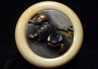 AKAEBISU-DOU PAGE OF KAGAMIBUTA MANJYU TYPE NETSUKE FIGURE OF CHINESE CHILD тȂ ]ˎ@@W\t@q̐}2