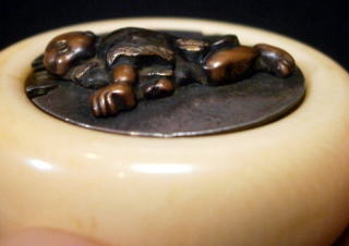 AKAEBISU-DOU PAGE OF KAGAMIBUTA MANJYU TYPE NETSUKE FIGURE OF CHINESE CHILD тȂ ]ˎ@@W\t@q̐}4