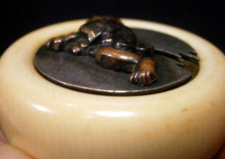 AKAEBISU-DOU PAGE OF KAGAMIBUTA MANJYU TYPE NETSUKE FIGURE OF CHINESE CHILD тȂ ]ˎ@@W\t@q̐}6