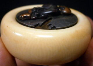 AKAEBISU-DOU PAGE OF KAGAMIBUTA MANJYU TYPE NETSUKE FIGURE OF CHINESE CHILD тȂ ]ˎ@@W\t@q̐}7