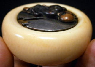 AKAEBISU-DOU PAGE OF KAGAMIBUTA MANJYU TYPE NETSUKE FIGURE OF CHINESE CHILD тȂ ]ˎ@@W\t@q̐}8