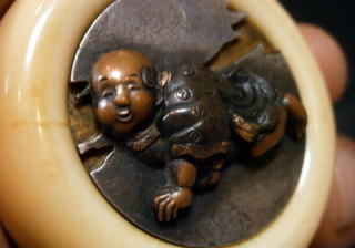 AKAEBISU-DOU PAGE OF KAGAMIBUTA MANJYU TYPE NETSUKE FIGURE OF CHINESE CHILD тȂ ]ˎ@@W\t@q̐}9