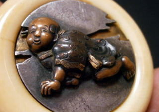 AKAEBISU-DOU PAGE OF KAGAMIBUTA MANJYU TYPE NETSUKE FIGURE OF CHINESE CHILD тȂ ]ˎ@@W\t@q̐}12